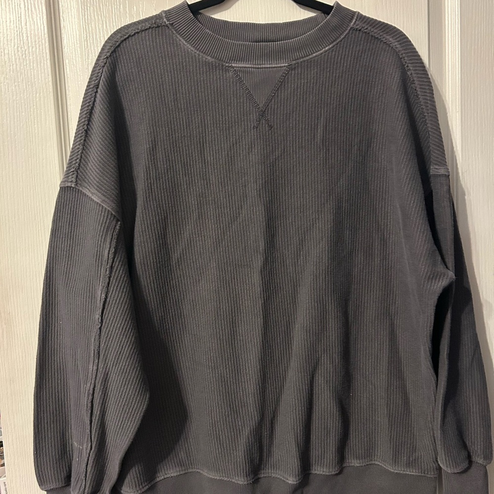 Aerie big chill textured Crewneck sweat shirt in waffle ribbed charcol gray